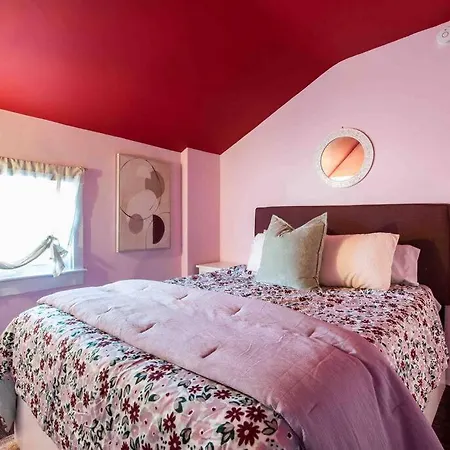 The Germantown Penthouse - Stylish Two Bedroom **Free Parking**
